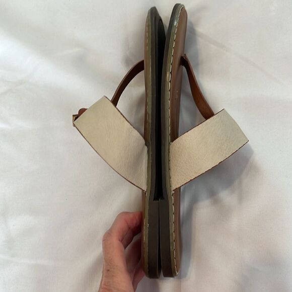 Seven7 size 9 cream and tan faux leather flip flops sandals EUC No box - Picture 7 of 13